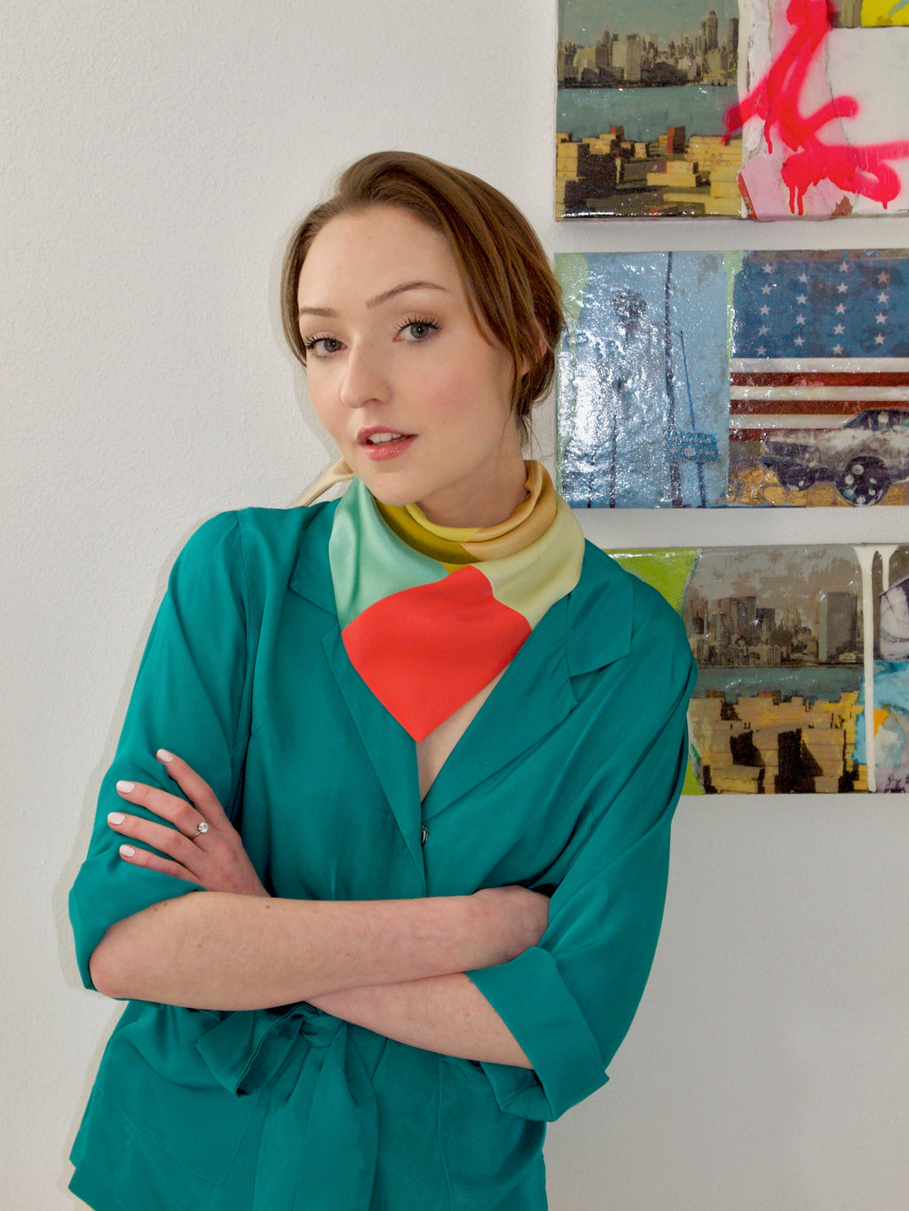 Model mit Seidentuch bunt im luxuriösen Patchwork Layout gelb gold curry mint koralle