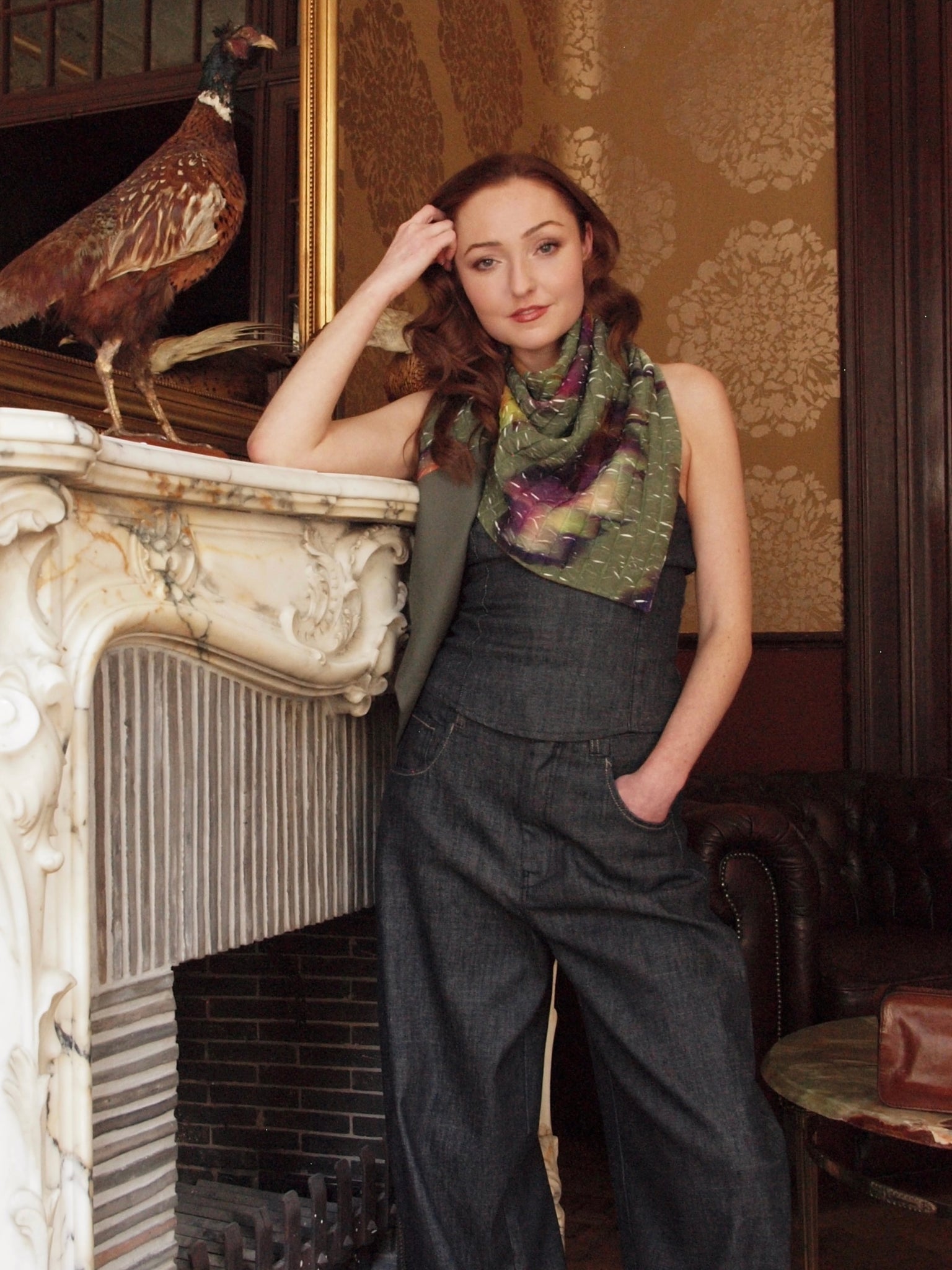 Capitana PONTECOSI grande - großes Dreieckstuch zum Wenden, strukturierter Viskoseprint in Olivgrün mit Herbstfarben, Rückseite Seidengeorgette in Cognac, Wolle-Zipfel in Khaki, handgefertigt, limitiert, Atelier Frankfurt.
