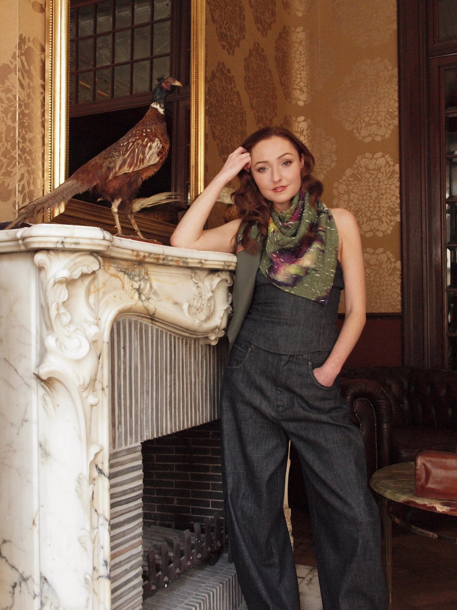 Capitana PONTECOSI grande - großes Dreieckstuch zum Wenden, strukturierter Viskoseprint in Olivgrün mit Herbstfarben, Rückseite Seidengeorgette in Cognac, Wolle-Zipfel in Khaki, handgefertigt, limitiert, Atelier Frankfurt.