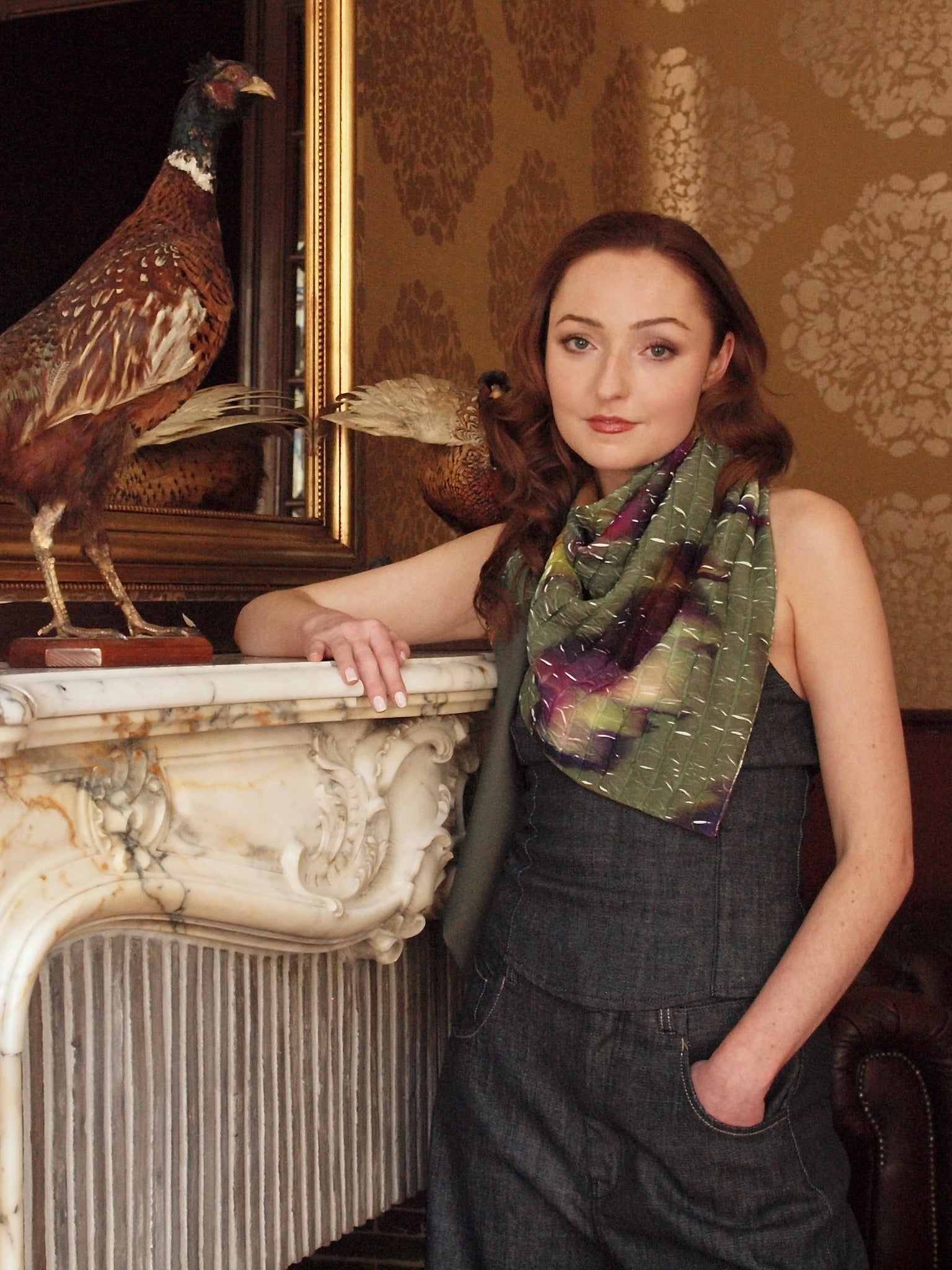 Capitana PONTECOSI grande - großes Dreieckstuch zum Wenden, strukturierter Viskoseprint in Olivgrün mit Herbstfarben, Rückseite Seidengeorgette in Cognac, Wolle-Zipfel in Khaki, handgefertigt, limitiert, Atelier Frankfurt.