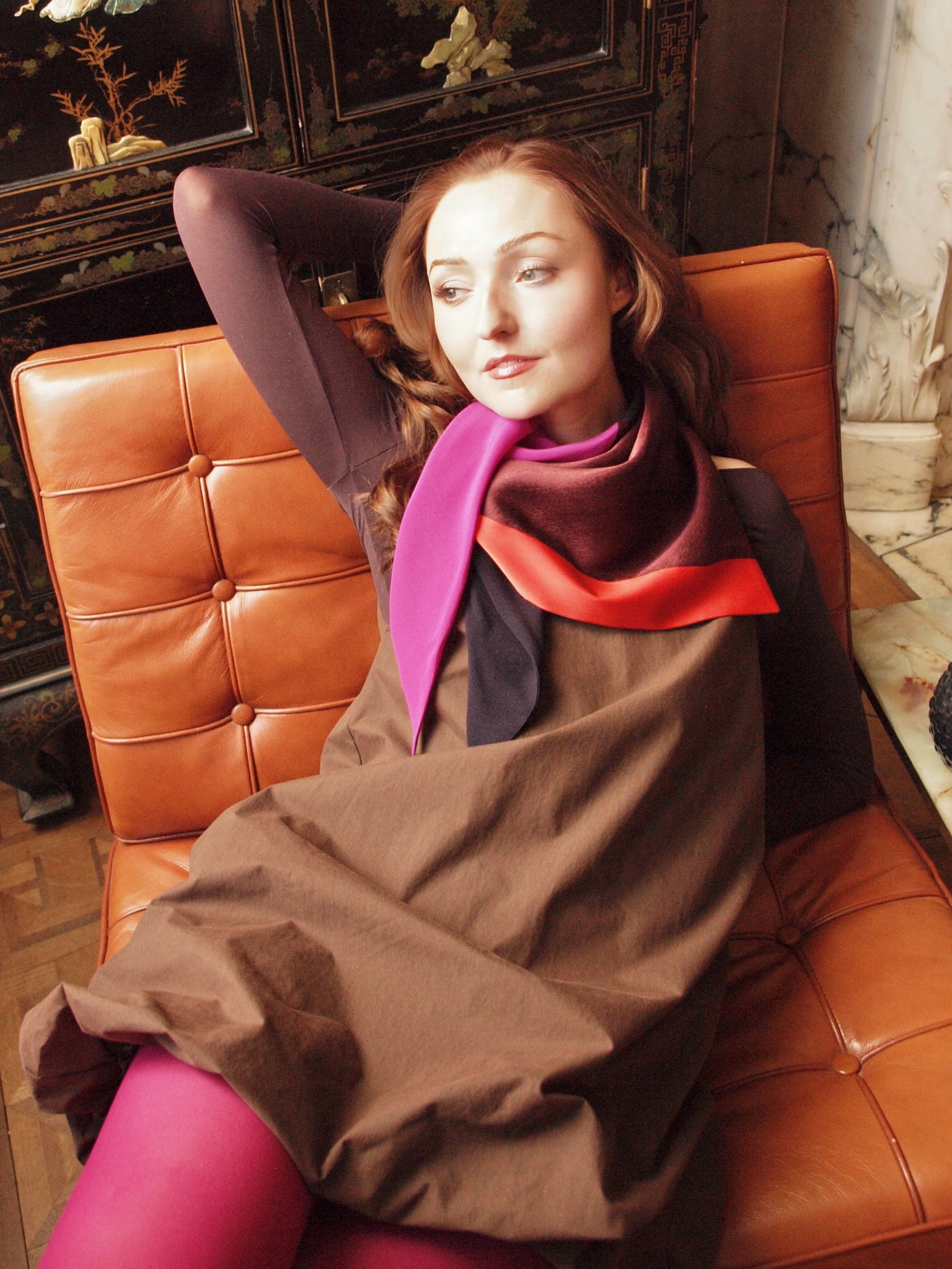 Capitana MAROLA mezzo - Seidentuch in Magenta, Bordeaux, Koralle und Aubergine, Rückseite Seidentwill in Khaki, handgefertigt, limitierte Auflage, Atelier Frankfurt