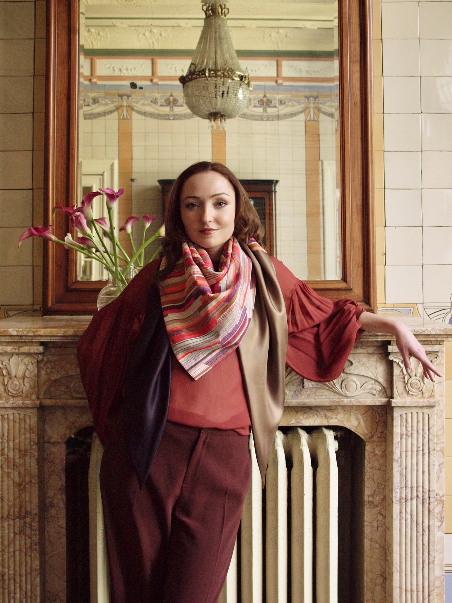 Capitana CAMINARA grande - großes Dreieckstuch zum Wenden, aufwändiger Lurex-Jacquard in Neonkoralle, Aubergine und Gold, Rückseite Seidengeorgette in Cognac mit Magenta, handgefertigt, limitiert, Atelier Frankfurt.