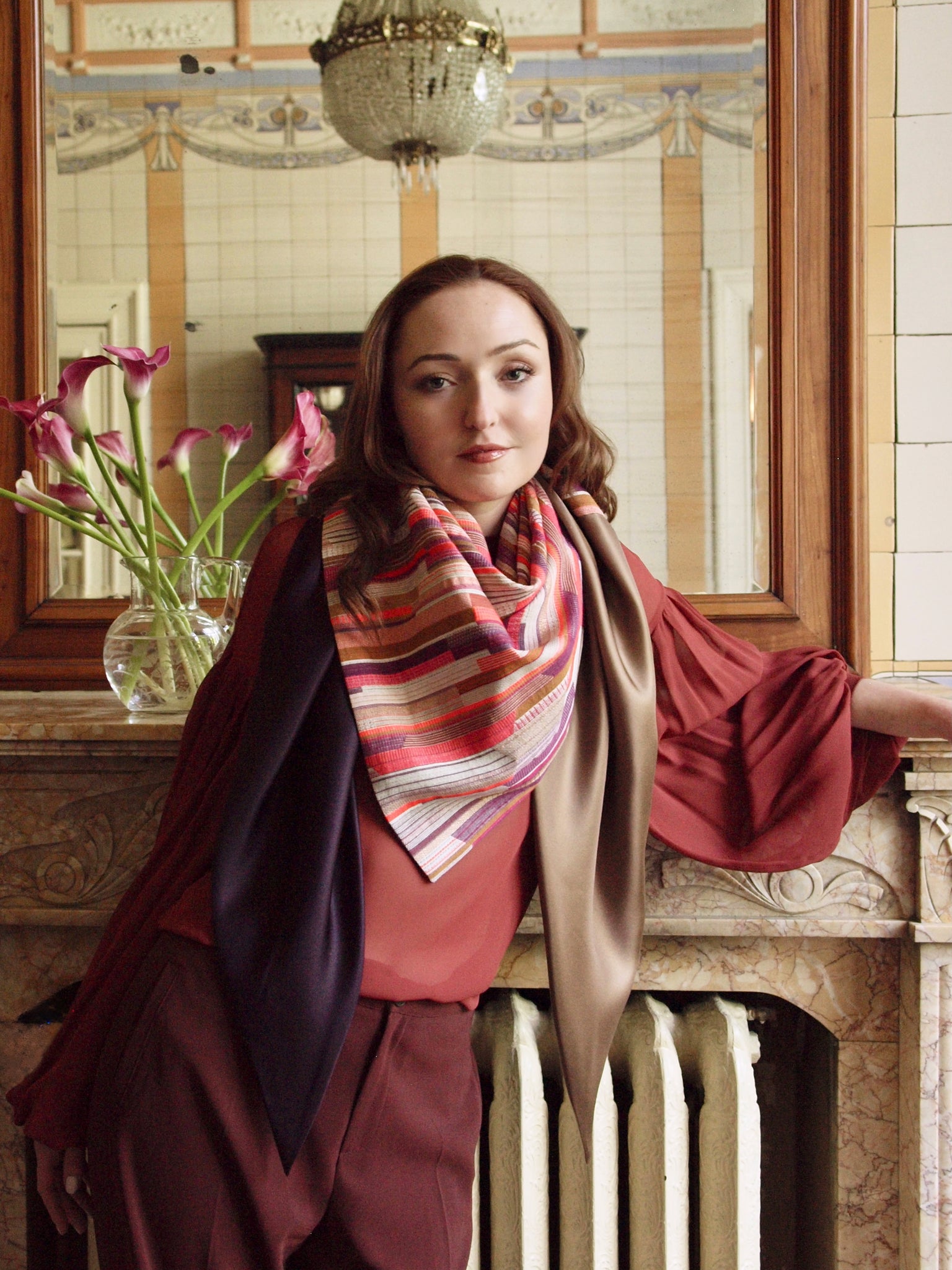 Capitana CAMINARA grande - großes Dreieckstuch zum Wenden, aufwändiger Lurex-Jacquard in Neonkoralle, Aubergine und Gold, Rückseite Seidengeorgette in Cognac mit Magenta, handgefertigt, limitiert, Atelier Frankfurt.