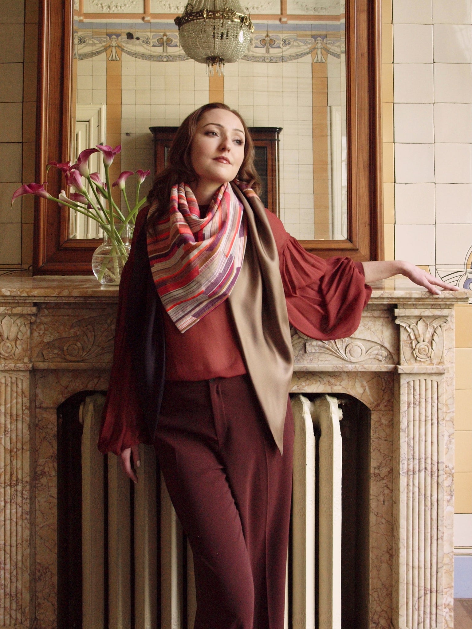 Capitana CAMINARA grande - großes Dreieckstuch zum Wenden, aufwändiger Lurex-Jacquard in Neonkoralle, Aubergine und Gold, Rückseite Seidengeorgette in Cognac mit Magenta, handgefertigt, limitiert, Atelier Frankfurt.