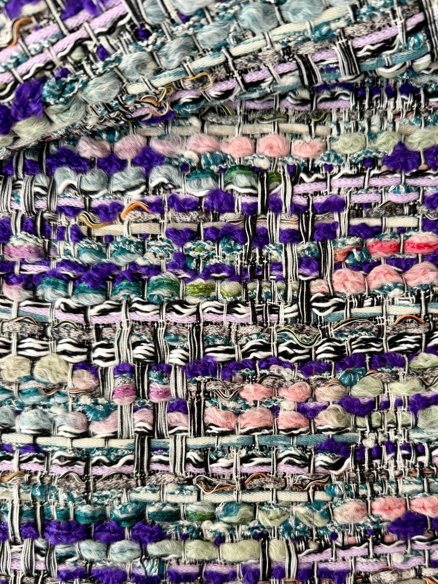Capitana MORINI PICCOLO - kleines Dreieckstuch aus französischem Bouclé von Malhia Kent in Violett, Petrol und Rosa, handgefertigt, limitierte Auflage, Atelier Frankfurt.