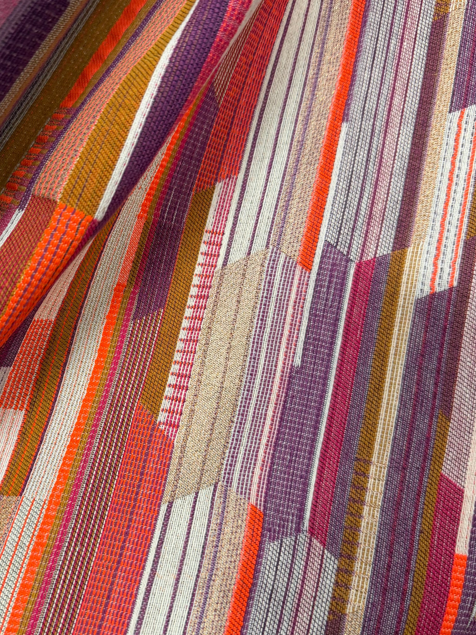 Capitana CAMINARA grande - großes Dreieckstuch zum Wenden, aufwändiger Lurex-Jacquard in Neonkoralle, Aubergine und Gold, Rückseite Seidengeorgette in Cognac mit Magenta, handgefertigt, limitiert, Atelier Frankfurt.