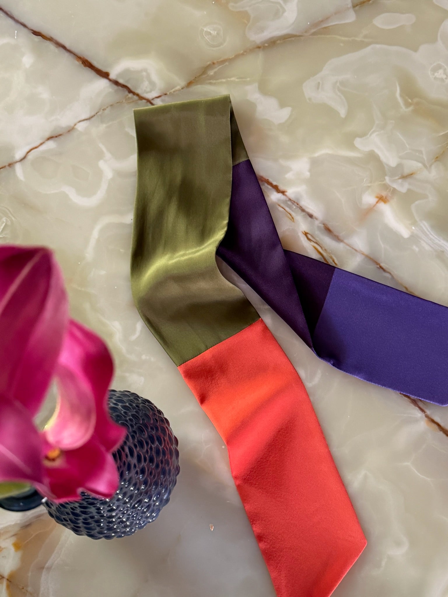 Capitana FILIPAZZI LINEA - handgefertigter Seidenschal im Patchwork-Design, neues LINEA-Format in Olivgrün, Violett, Lila und Koralle, limitierte Auflage, Atelier Frankfurt