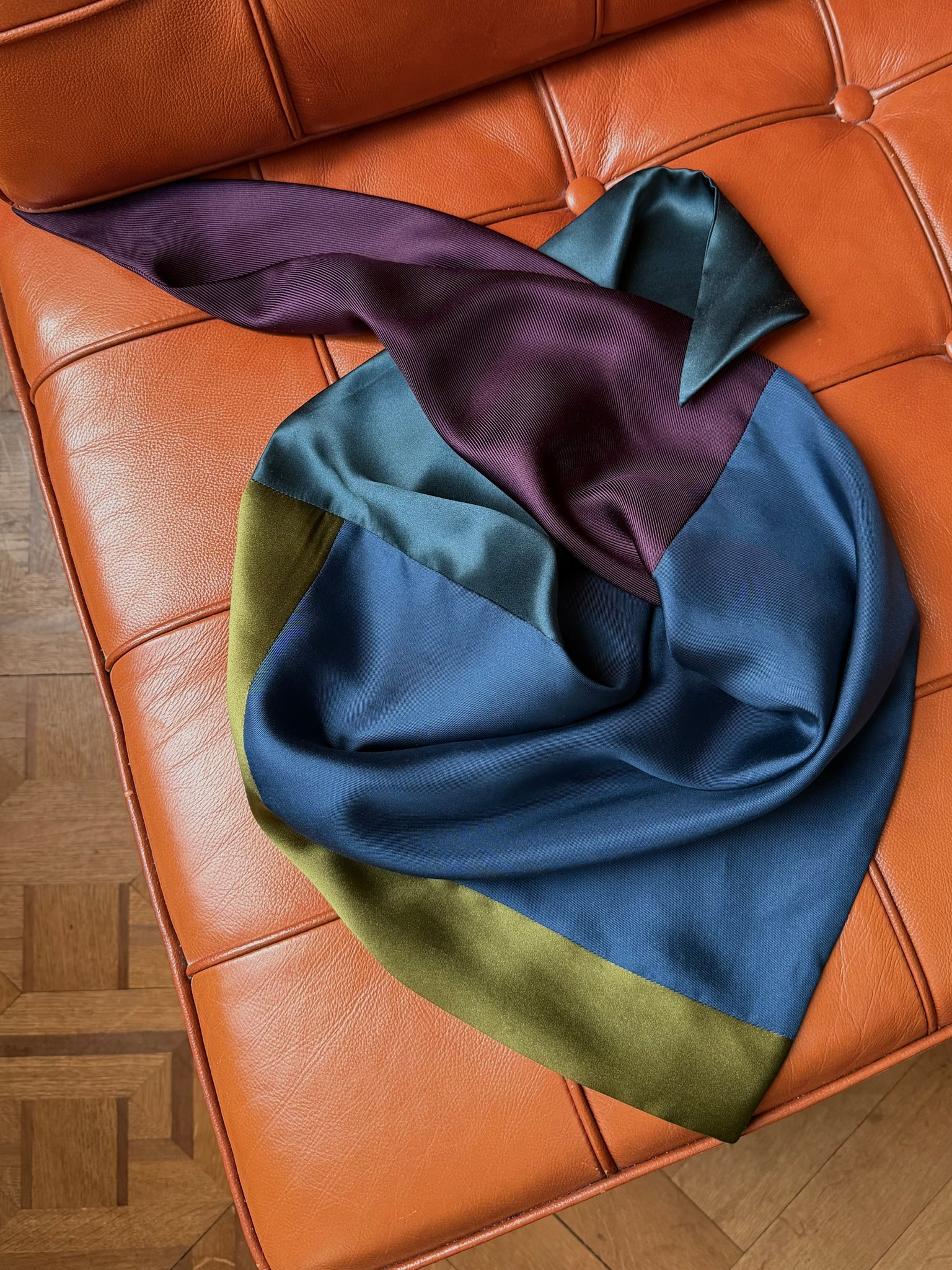 Capitana CARDINI mezzo - Seidentuch in Preußischblau, Petrol, Olivgrün und Aubergine, Rückseite Seidengeorgette in Cognac, handgefertigt, limitierte Auflage, Atelier Frankfurt.