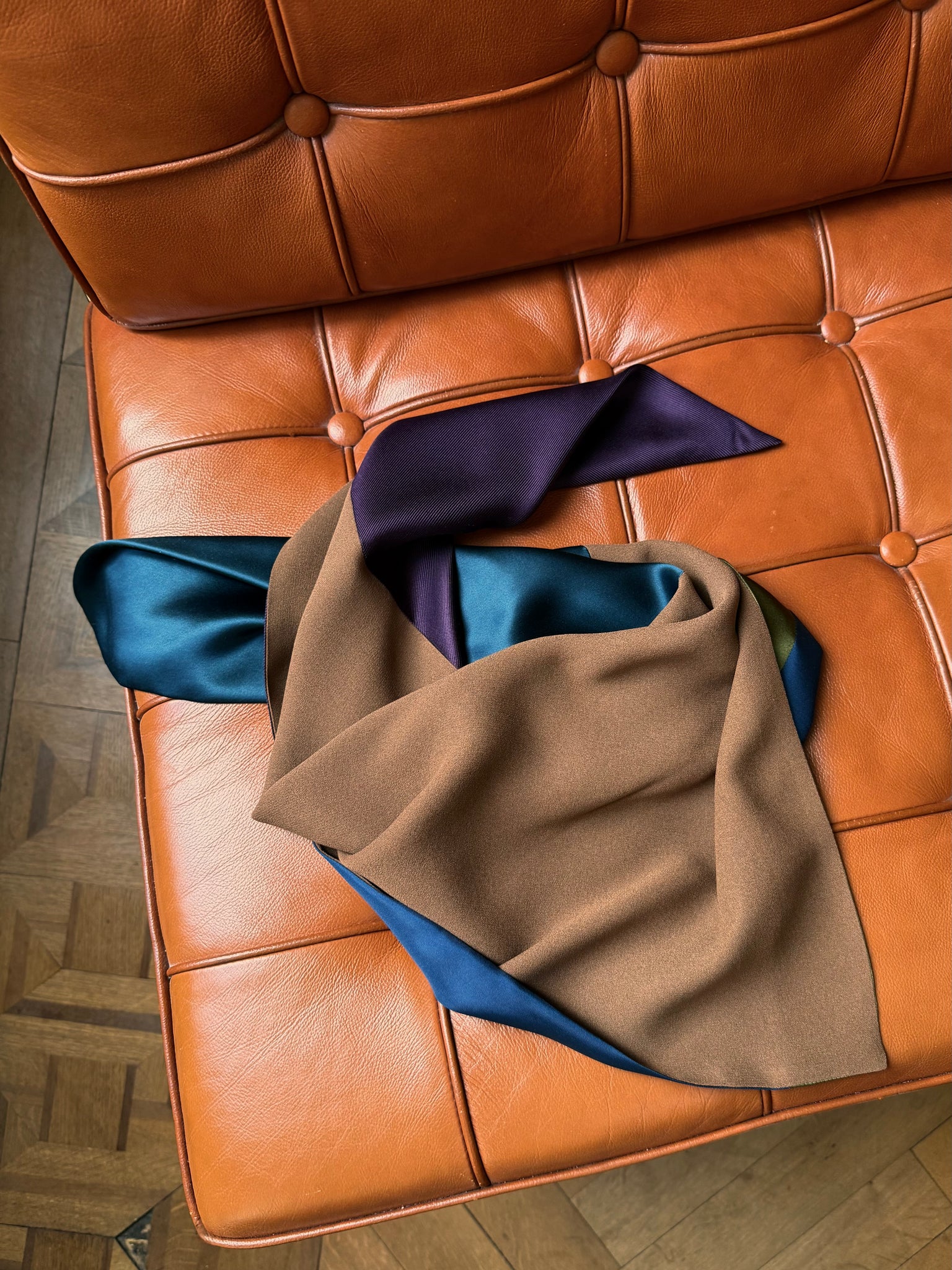 Capitana CARDINI mezzo - Seidentuch in Preußischblau, Petrol, Olivgrün und Aubergine, Rückseite Seidengeorgette in Cognac, handgefertigt, limitierte Auflage, Atelier Frankfurt.