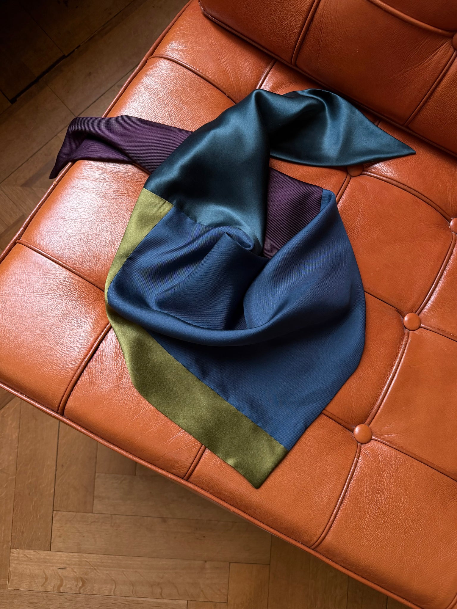 Capitana CARDINI mezzo - Seidentuch in Preußischblau, Petrol, Olivgrün und Aubergine, Rückseite Seidengeorgette in Cognac, handgefertigt, limitierte Auflage, Atelier Frankfurt.