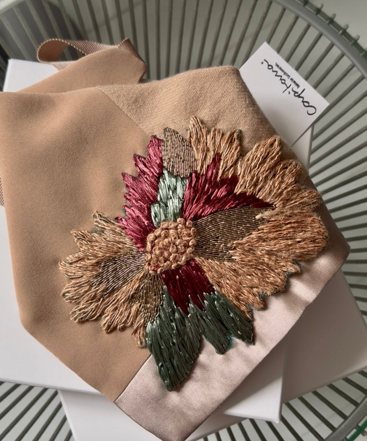 Capitana ALBEROBELLO PICCOLO - kleines Dreieckstuch mit handgestickter Blüte in Cognac, Bordeaux und Salbeigrün, Bast-, Lurex- und Jutefäden, Seide und Wolle, limitierte Auflage, Atelier Frankfurt.