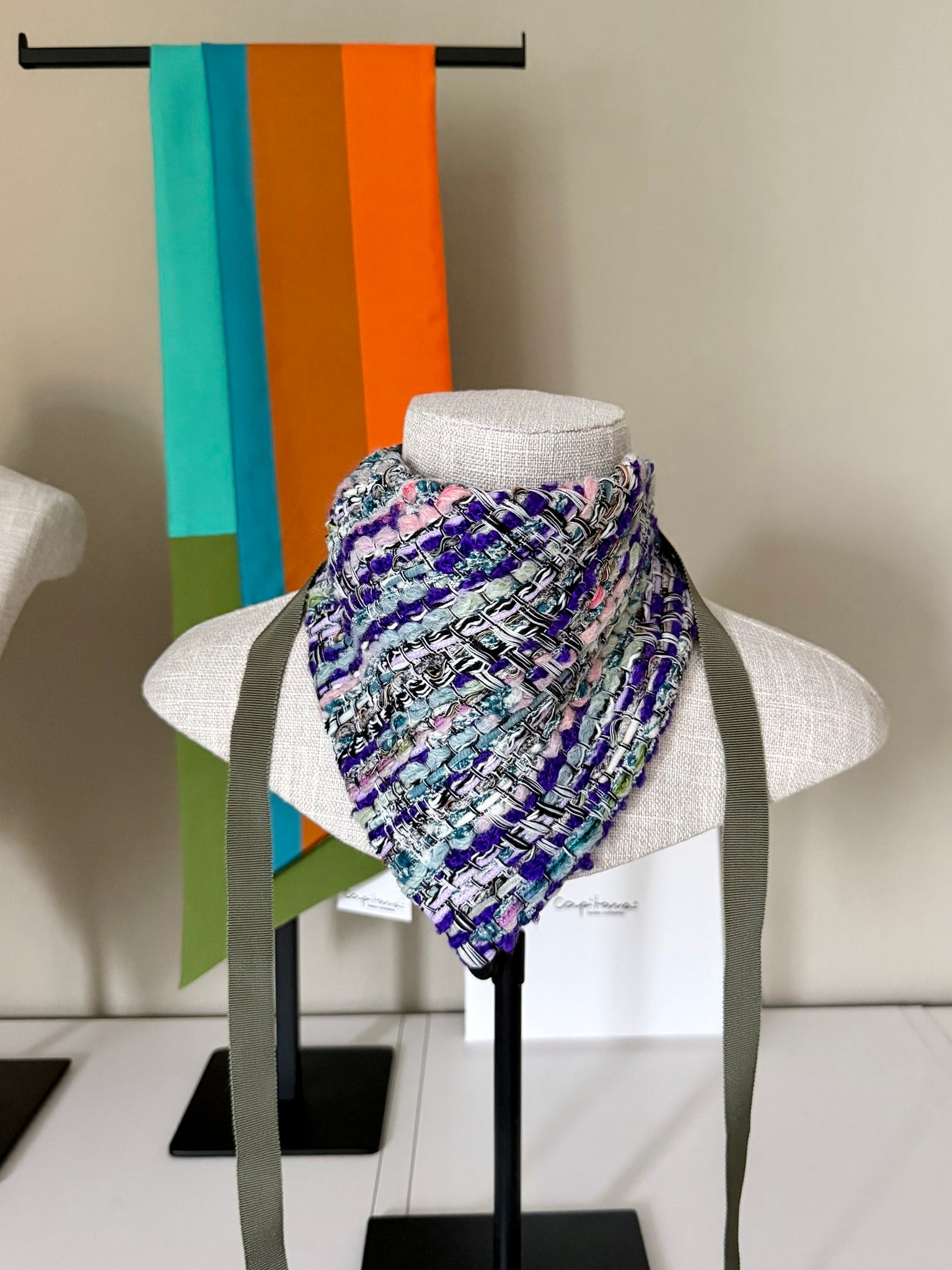 Capitana MORINI PICCOLO - kleines Dreieckstuch aus französischem Bouclé von Malhia Kent in Violett, Petrol und Rosa, handgefertigt, limitierte Auflage, Atelier Frankfurt.