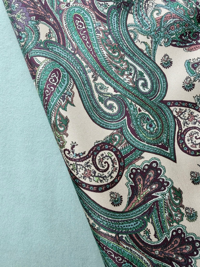 Capitana BIANZANO - Herrenschal mit Paisley-Seidentwill in Hellblau und Türkis auf hellem Grund, Rückseite reine Wolle in Eisblau, handgefertigt, limitierte Auflage, Atelier Frankfurt.