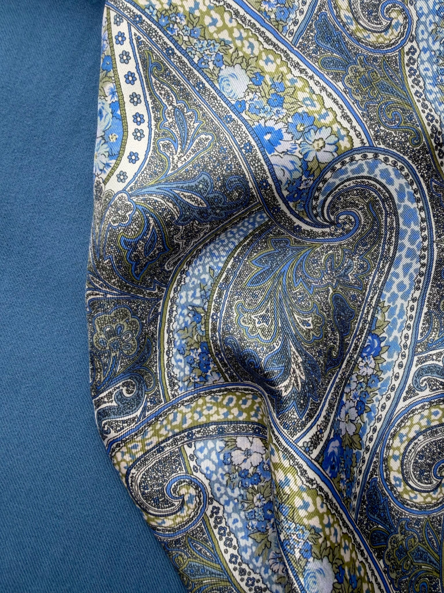 Capitana SCALVINO - Seidenschal mit zartem Paisley-Seidentwill in Hellblau und Hellgrün, Rückseite reine Wolle in Mittelblau, handgefertigt, limitierte Auflage, Atelier Frankfurt.