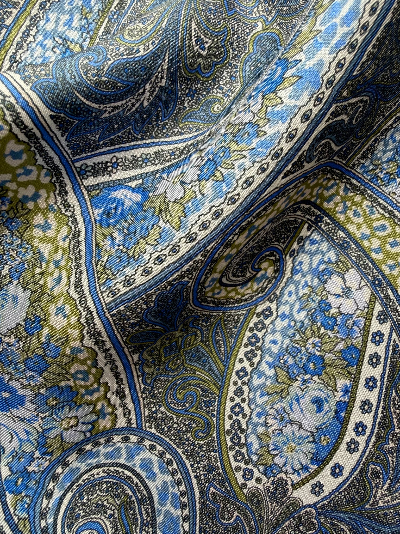 Capitana SCALVINO - Seidenschal mit zartem Paisley-Seidentwill in Hellblau und Hellgrün, Rückseite reine Wolle in Mittelblau, handgefertigt, limitierte Auflage, Atelier Frankfurt.