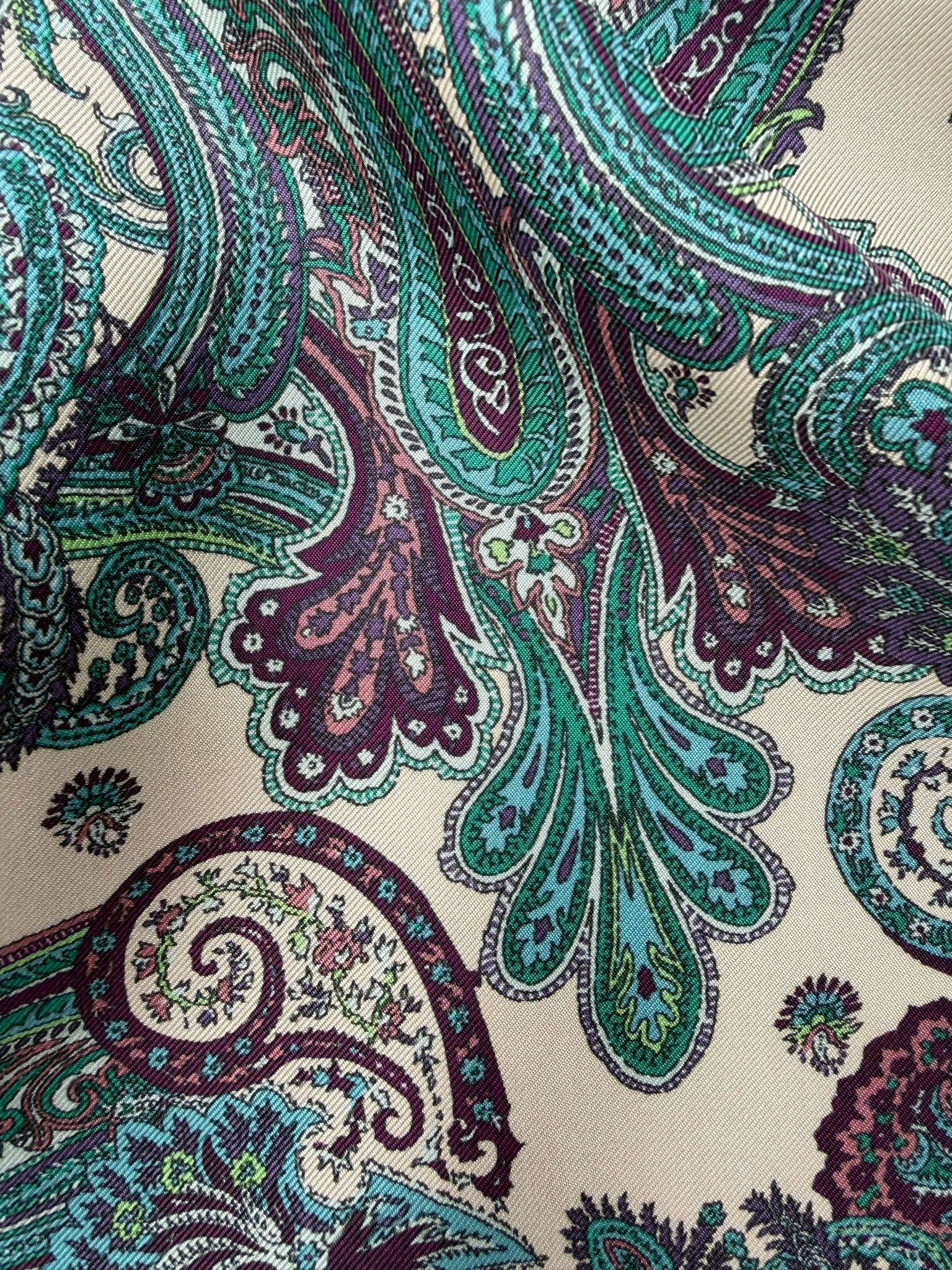 Capitana BIANZANO - Herrenschal mit Paisley-Seidentwill in Hellblau und Türkis auf hellem Grund, Rückseite reine Wolle in Eisblau, handgefertigt, limitierte Auflage, Atelier Frankfurt.