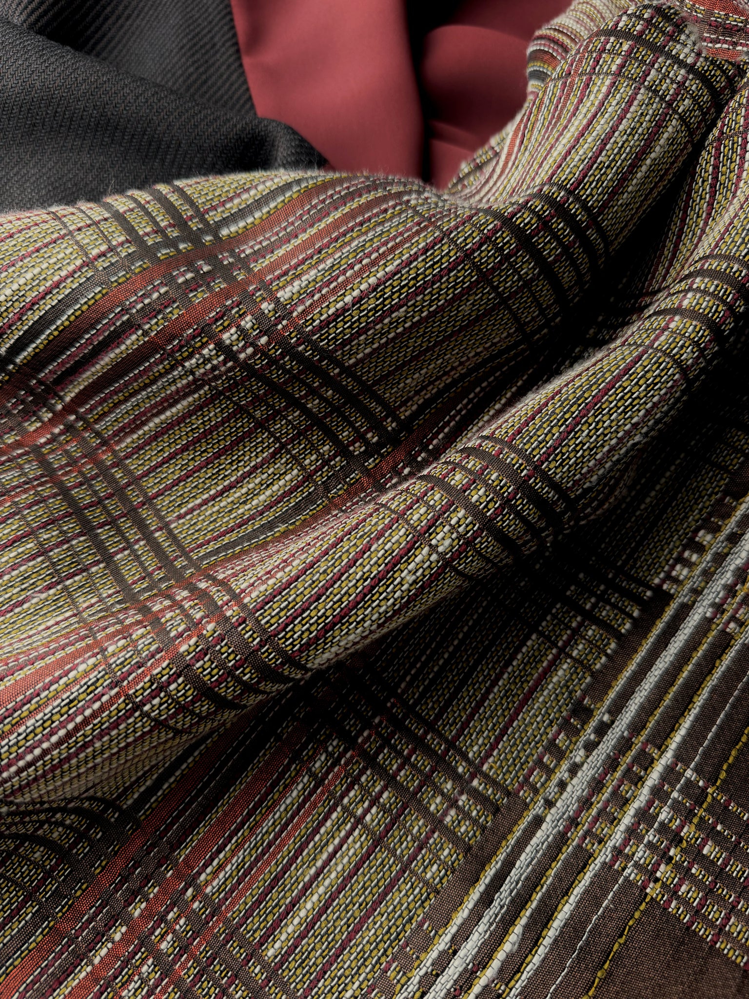 Capitana RIVA grande - großes Dreieckstuch zum Wenden, karierter Jacquard in Dunkelbraun, Olivgrün und Gold, handgepunktete Kante, Wolle und Seidenmix in Rost-Bordeaux, handgefertigt, limitiert, Atelier Frankfurt