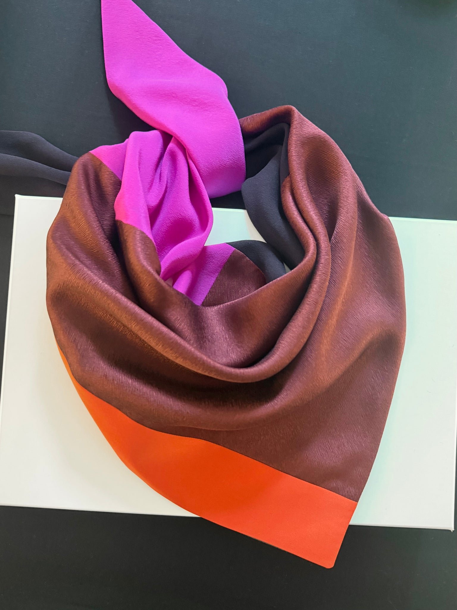Capitana MAROLA mezzo - Seidentuch in Magenta, Bordeaux, Koralle und Aubergine, Rückseite Seidentwill in Khaki, handgefertigt, limitierte Auflage, Atelier Frankfurt