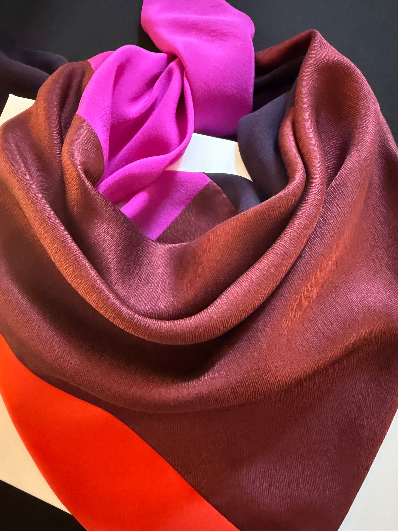 Capitana MAROLA mezzo - Seidentuch in Magenta, Bordeaux, Koralle und Aubergine, Rückseite Seidentwill in Khaki, handgefertigt, limitierte Auflage, Atelier Frankfurt