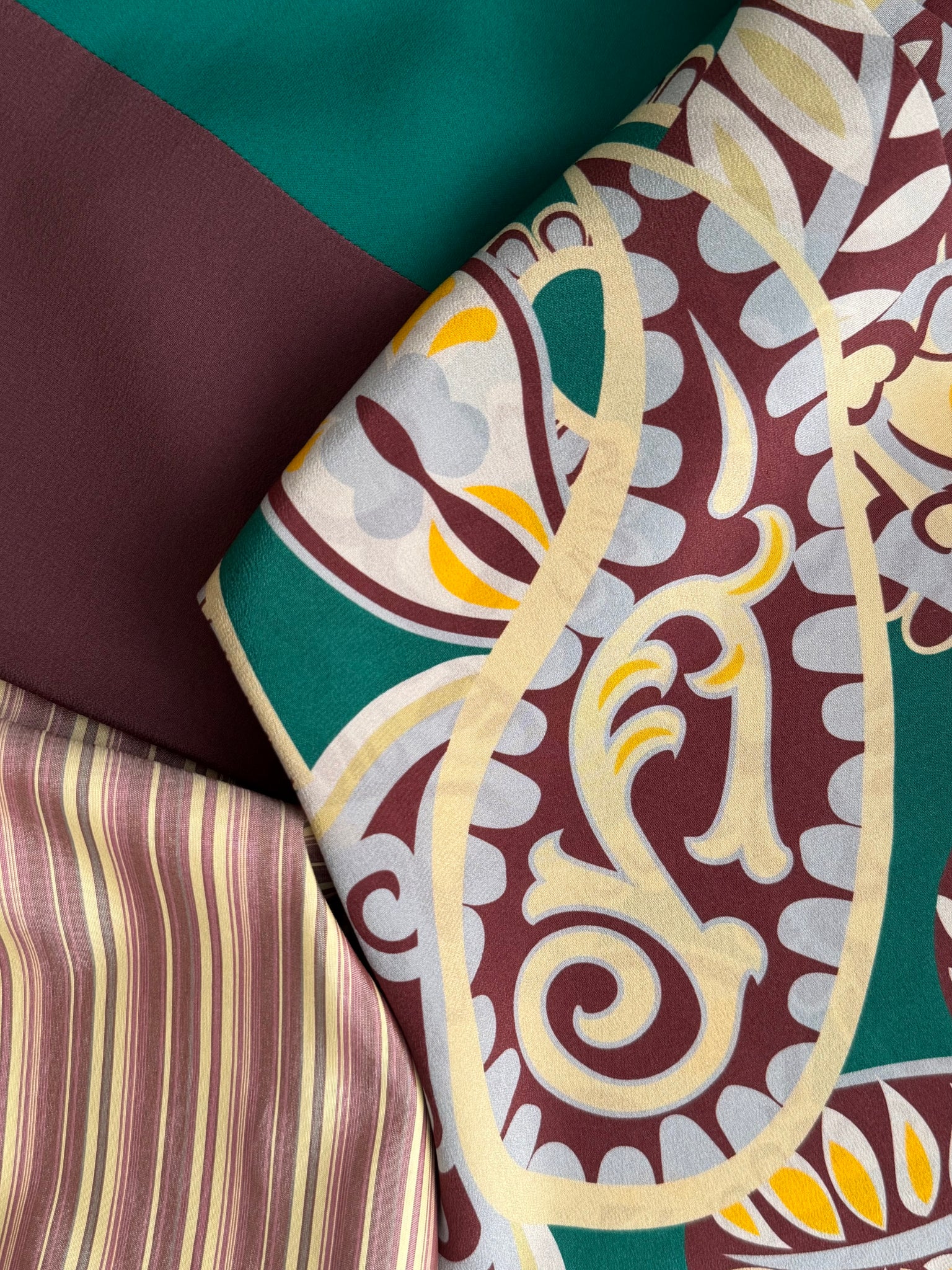 Capitana LAURO - handgefertigter Seidenschal im Patchwork-Design, Paisleyprint in Bordeaux und Dunkelbraun mit Grün und Buttergeld, limitierte Auflage, Atelier Frankfurt