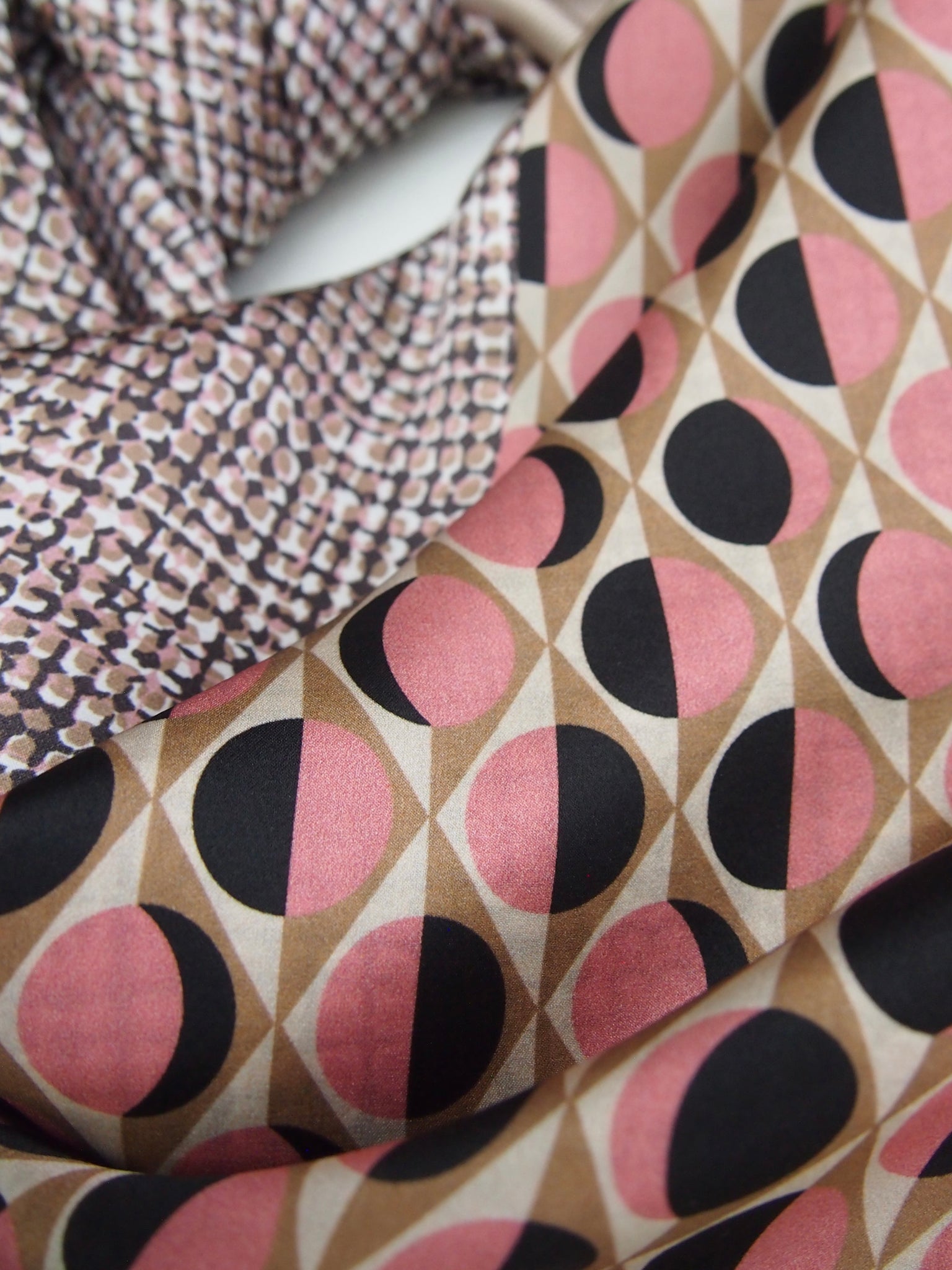 Capitana ALBA avanti - kleines Seidentuch zum Wenden, geometrischer Retroprint in Rosa, Schwarz und Nougat, Zipfel aus Seidentwill mit gerifftelter Struktur, handgefertigt, limitierte Auflage, Atelier Frankfurt