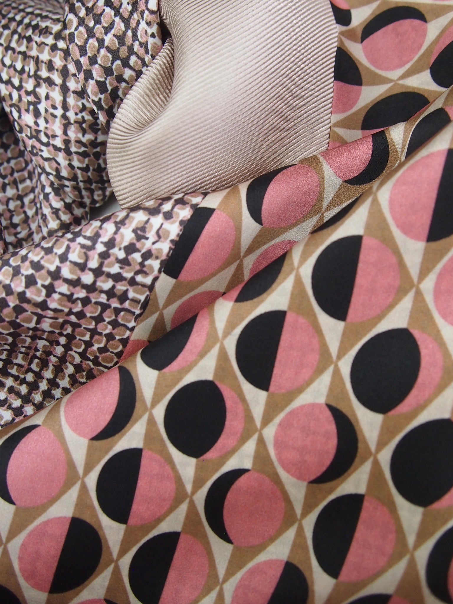 Capitana ALBA avanti - kleines Seidentuch zum Wenden, geometrischer Retroprint in Rosa, Schwarz und Nougat, Zipfel aus Seidentwill mit gerifftelter Struktur, handgefertigt, limitierte Auflage, Atelier Frankfurt