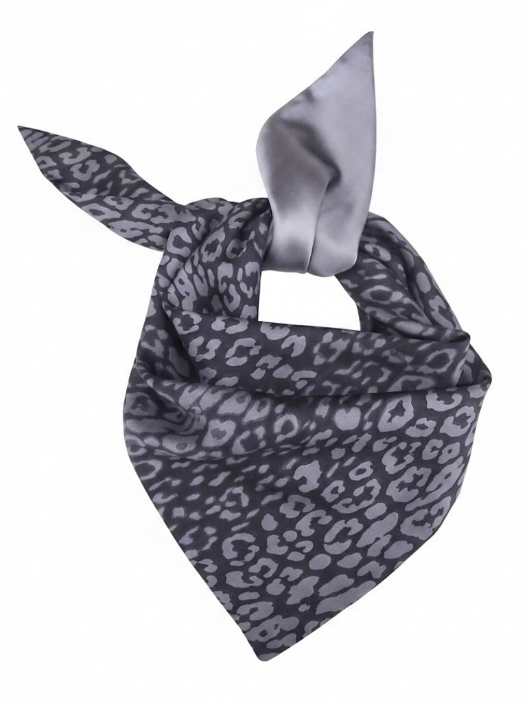 Capitana BRIONE avanti - kleines Seidentuch zum Wenden, Leopardenprint in Dunkelblau und Grau, Rückseite Dunkelblau, handgefertigt, limitierte Auflage, Atelier Frankfurt