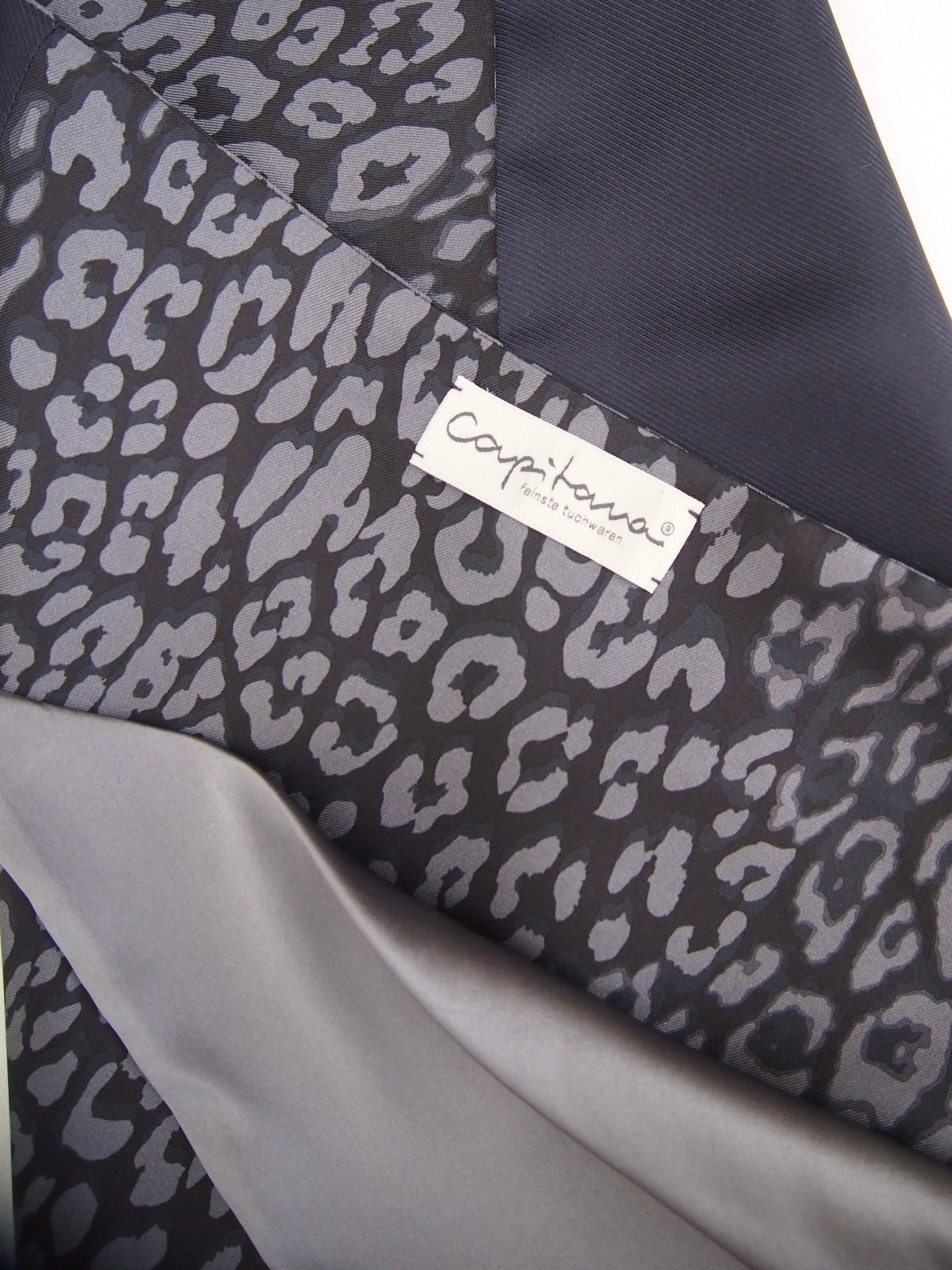 Capitana BRIONE avanti - kleines Seidentuch zum Wenden, Leopardenprint in Dunkelblau und Grau, Rückseite Dunkelblau, handgefertigt, limitierte Auflage, Atelier Frankfurt