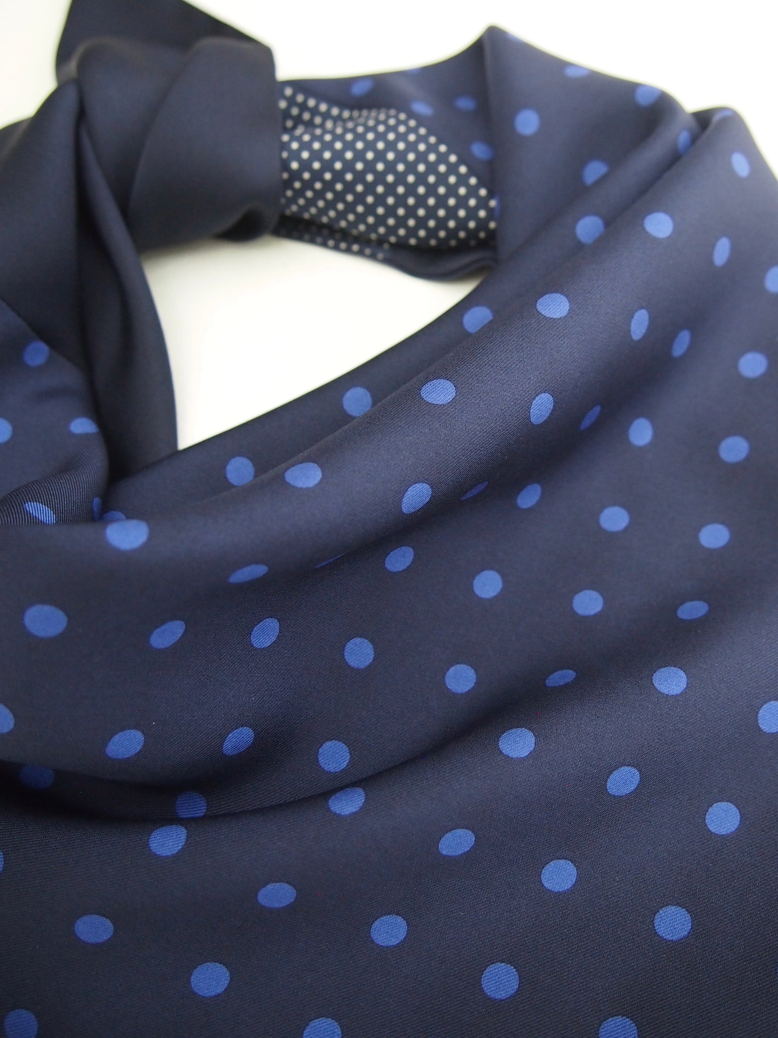 Capitana BOLOGNA avanti - kleines Seidentuch zum Wenden, Punktprint in Dunkelblau und Royalblau mit Mikropunktdetail, handgefertigt, limitierte Auflage, Atelier Frankfurt