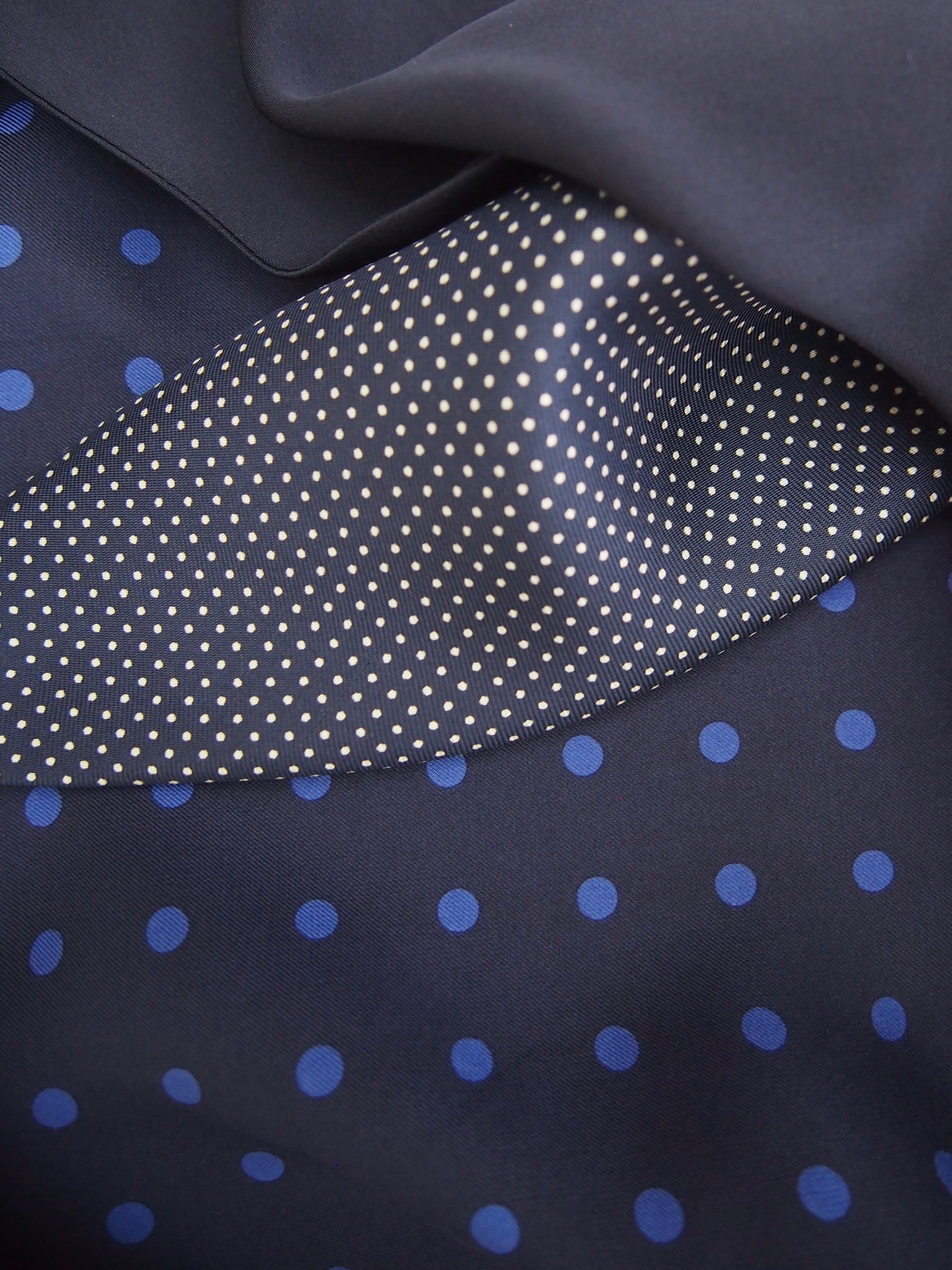 Capitana BOLOGNA avanti - kleines Seidentuch zum Wenden, Punktprint in Dunkelblau und Royalblau mit Mikropunktdetail, handgefertigt, limitierte Auflage, Atelier Frankfurt