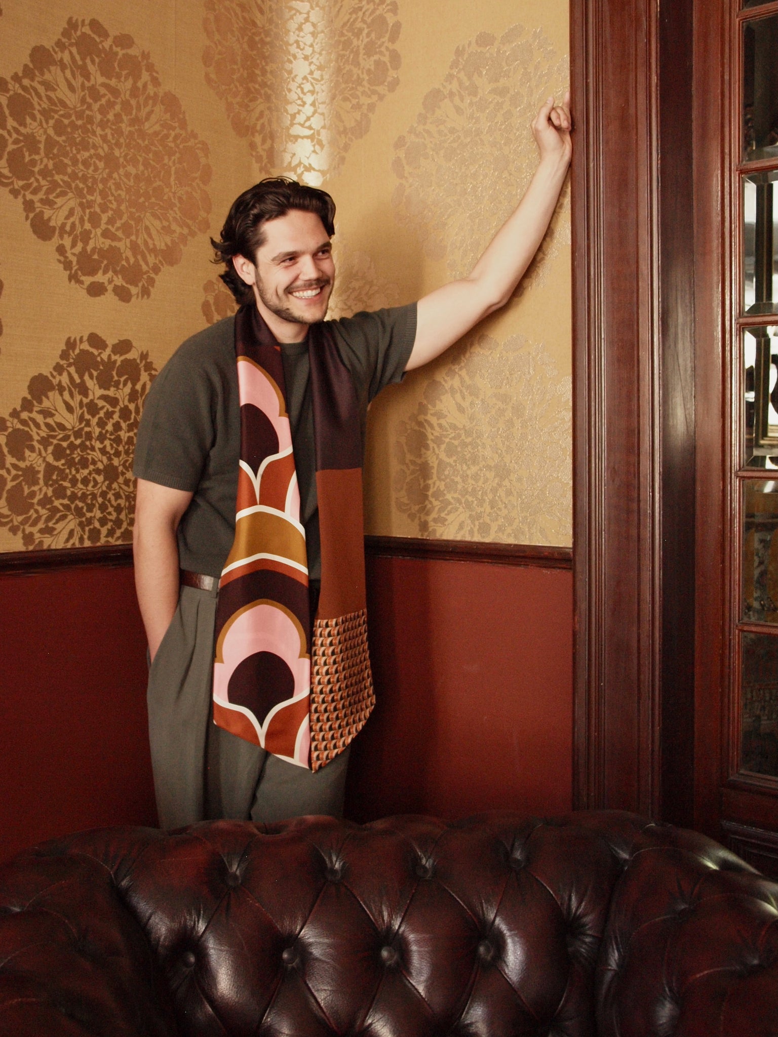 Capitana BARATTI - handgefertigter Seidenschal im Patchwork-Layout, großformatiger Sixties-Retroprint in Rosa, Rost und Aubergine, kombiniert mit Krawattenseide in Orange, Braun und Schwarz, limitiert, Atelier Frankfurt.