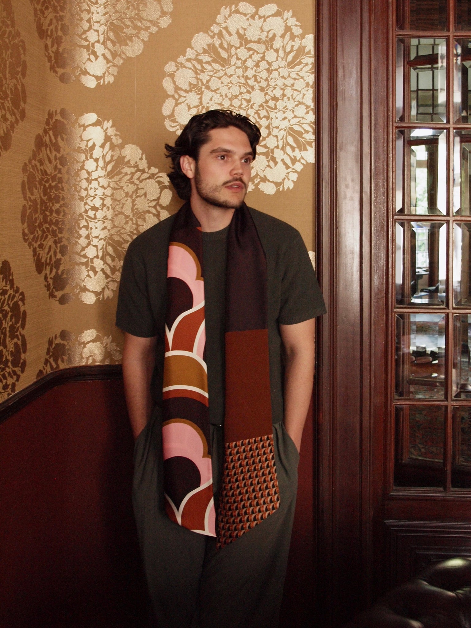 Capitana BARATTI - handgefertigter Seidenschal im Patchwork-Layout, großformatiger Sixties-Retroprint in Rosa, Rost und Aubergine, kombiniert mit Krawattenseide in Orange, Braun und Schwarz, limitiert, Atelier Frankfurt.