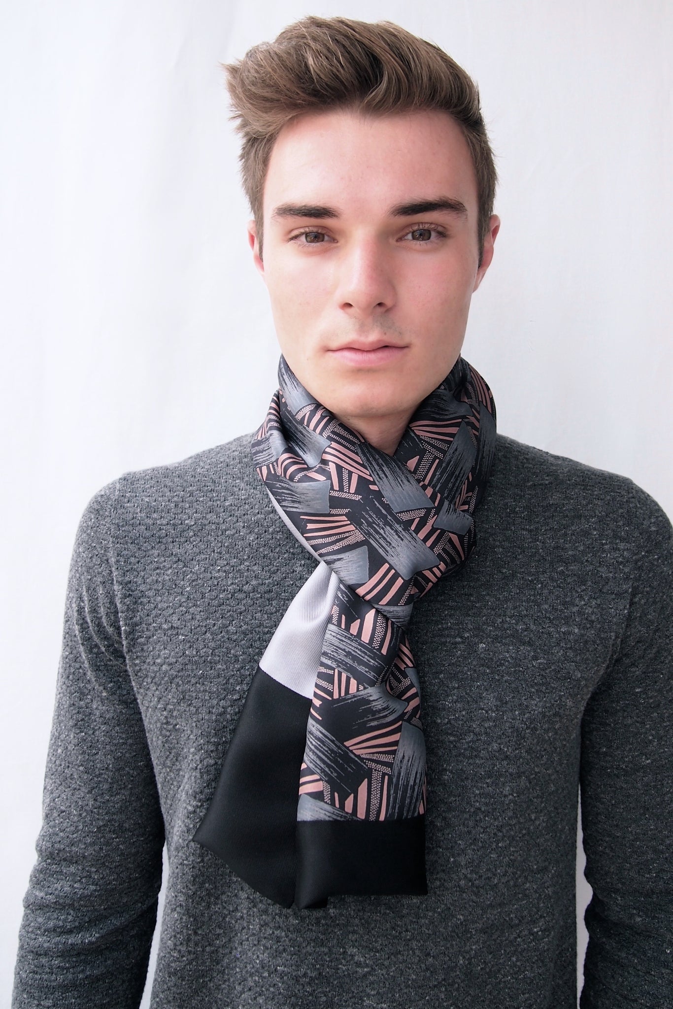 Model mit Schal aus Seide in grau und schwarz für Herren 